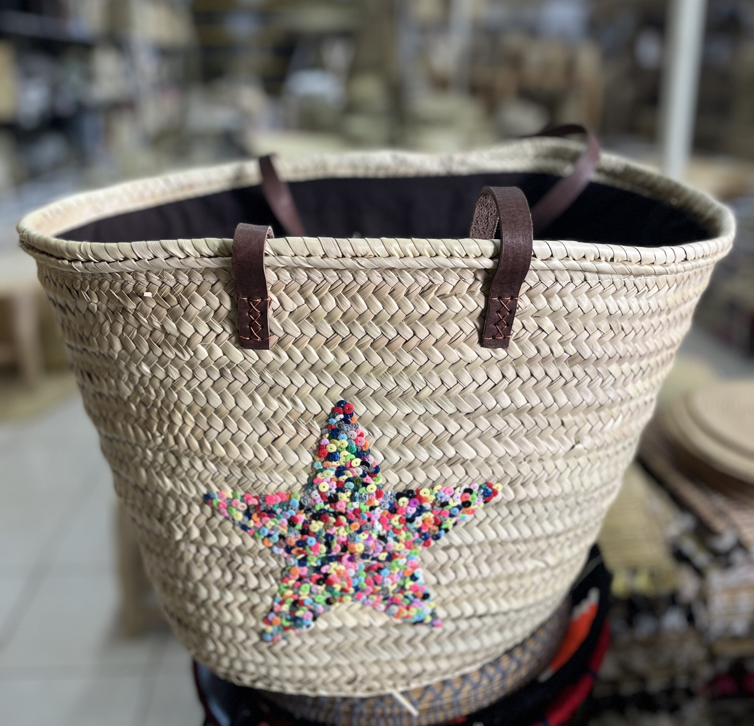 Corbeille en paille avec des paillettes multicolores d'étoile