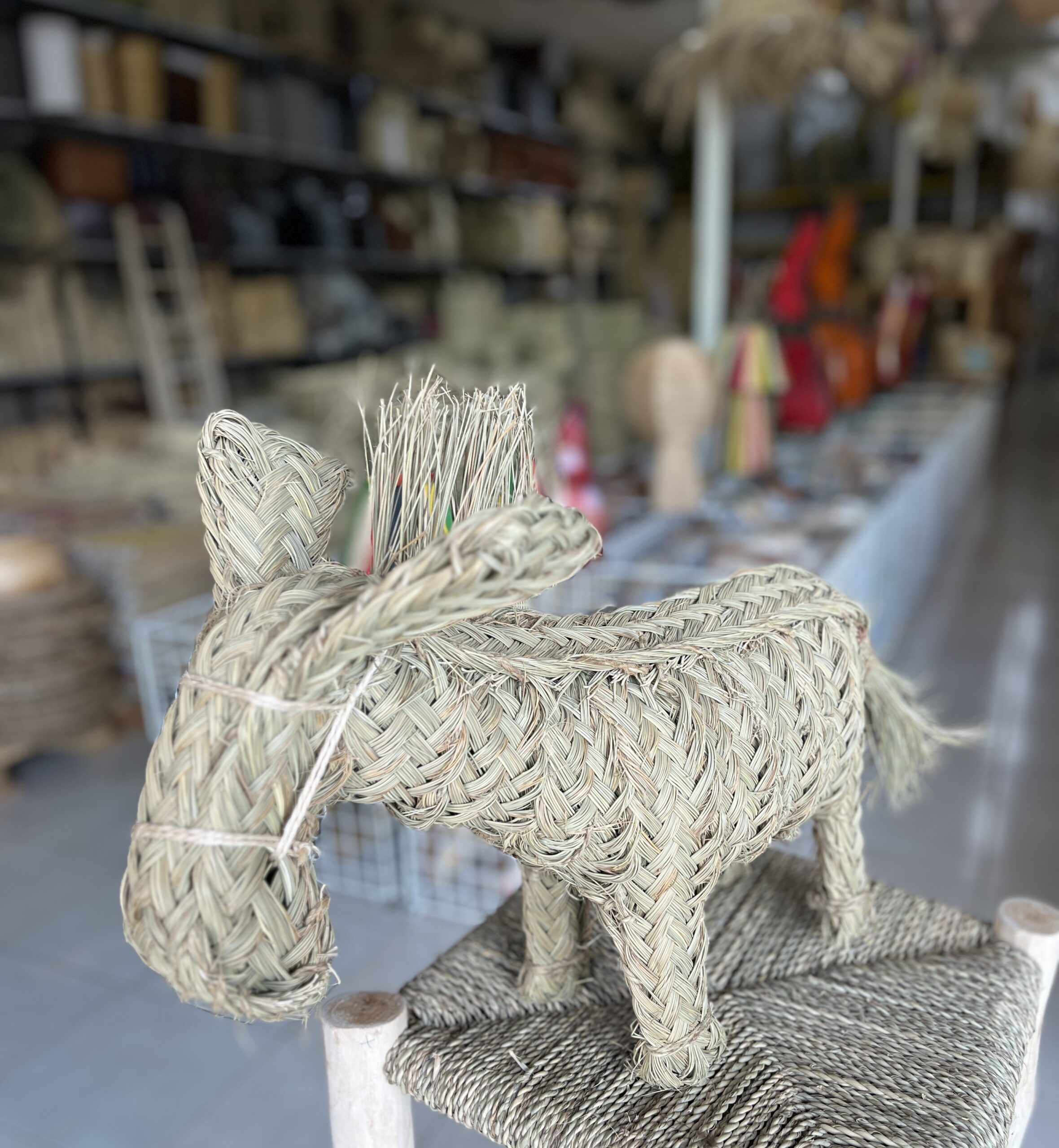 Ane fait main en feuilles de palmier séchées (Unique)